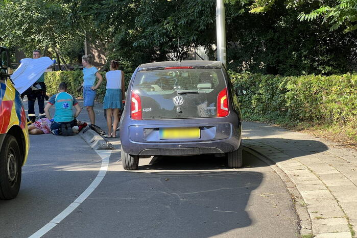 Vrouw hard ten val met fiets
