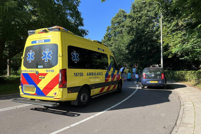 Vrouw hard ten val met fiets