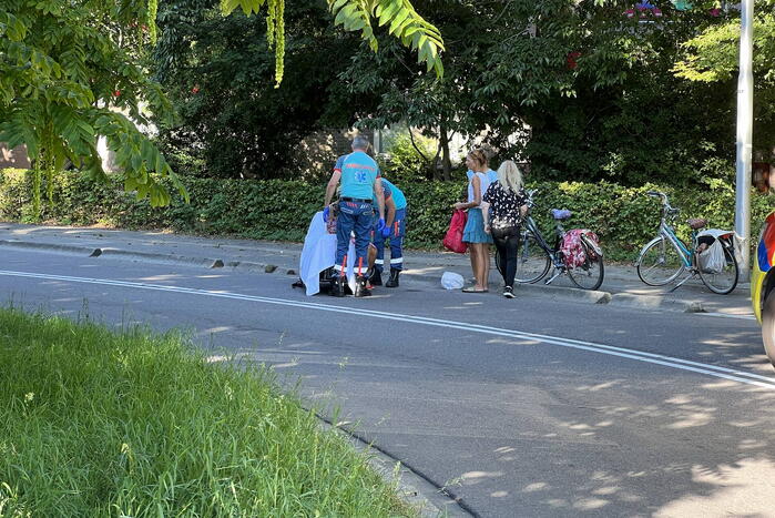Vrouw hard ten val met fiets