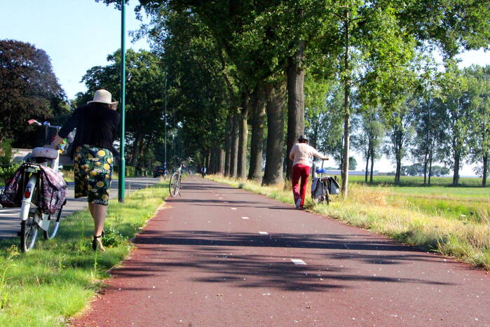 Fietsbanden lek door glas op fietspad