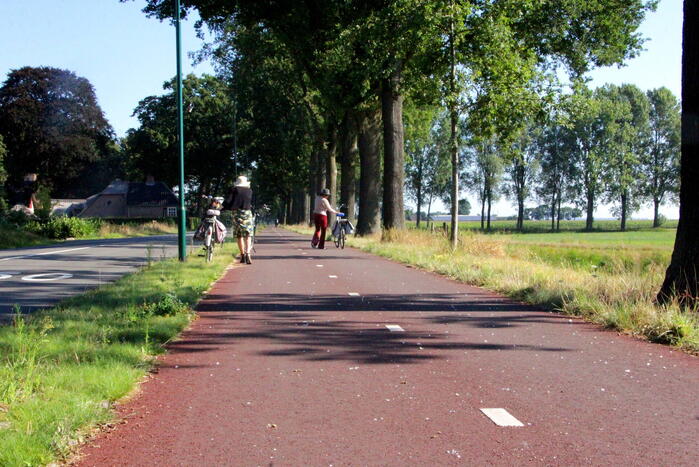 Fietsbanden lek door glas op fietspad