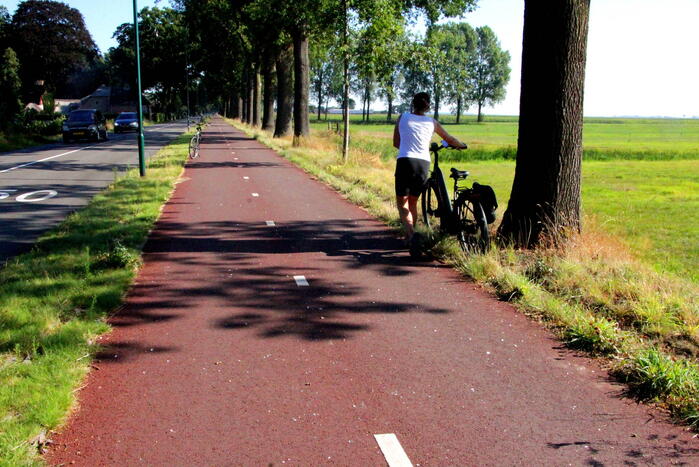 Fietsbanden lek door glas op fietspad