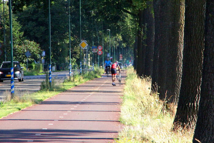 Fietsbanden lek door glas op fietspad