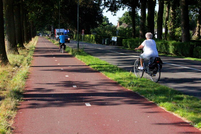 Fietsbanden lek door glas op fietspad