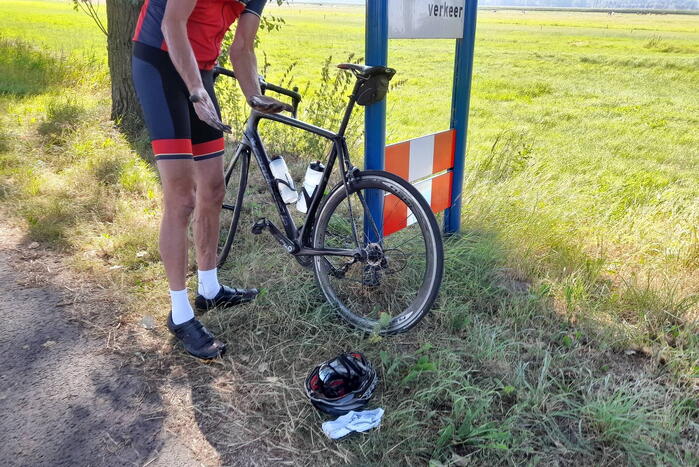 Fietsbanden lek door glas op fietspad
