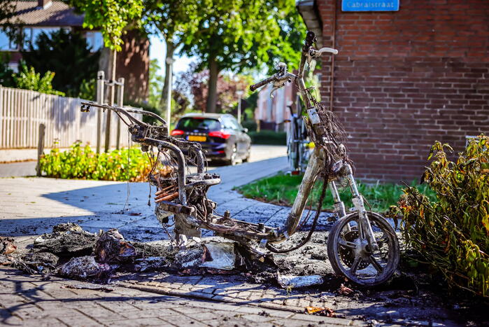 Go Sharing-deelscooter in Kruiskamp brandt volledig uit