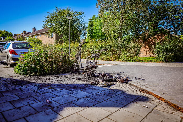 Go Sharing-deelscooter in Kruiskamp brandt volledig uit