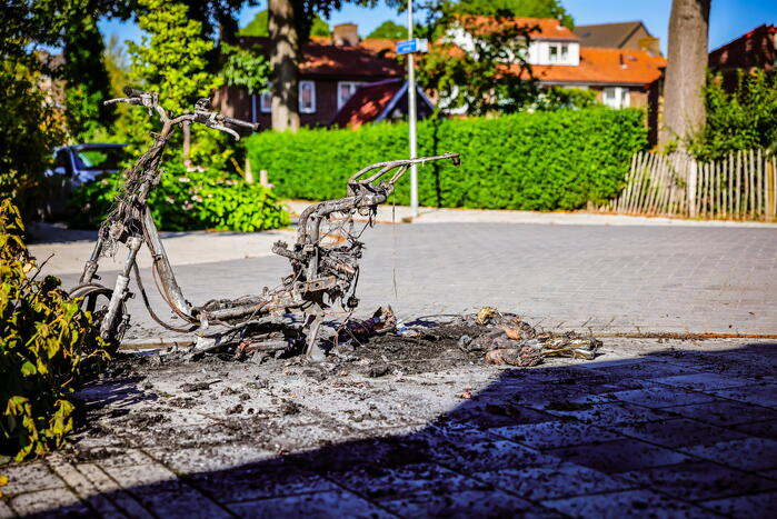 Go Sharing-deelscooter in Kruiskamp brandt volledig uit