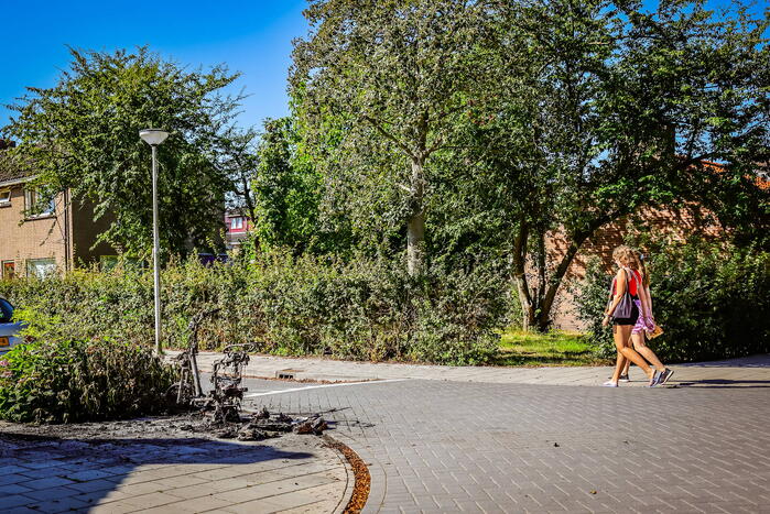 Go Sharing-deelscooter in Kruiskamp brandt volledig uit