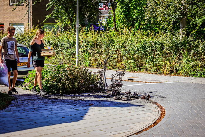 Go Sharing-deelscooter in Kruiskamp brandt volledig uit