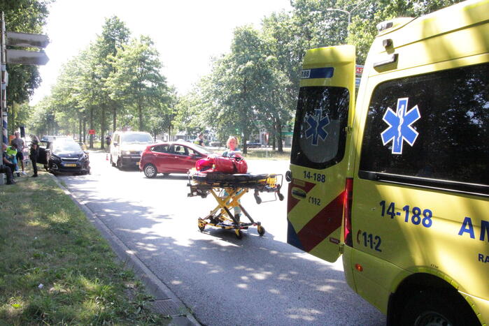 Twee auto's botsen bij afrit A27