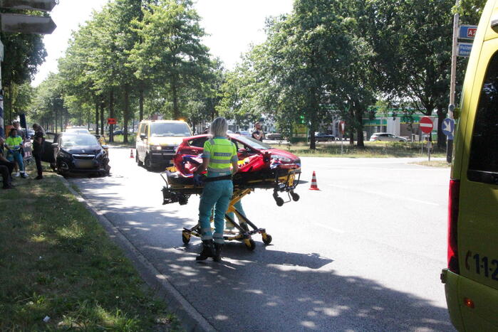 Twee auto's botsen bij afrit A27