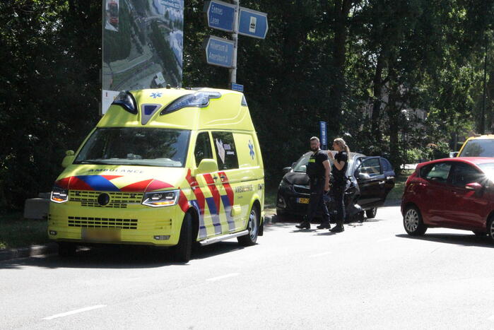Twee auto's botsen bij afrit A27