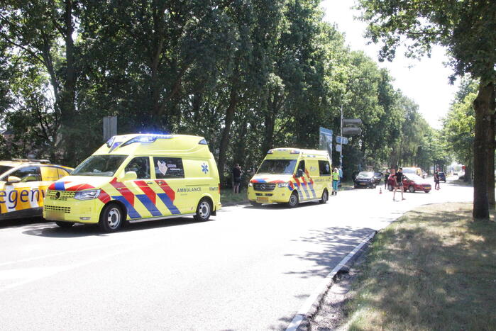 Twee auto's botsen bij afrit A27