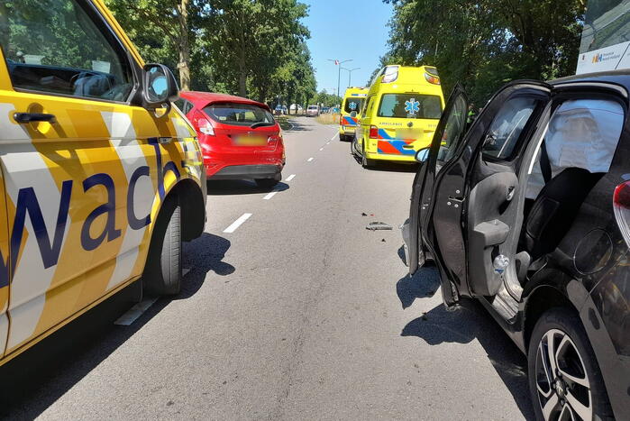 Twee auto's botsen bij afrit A27