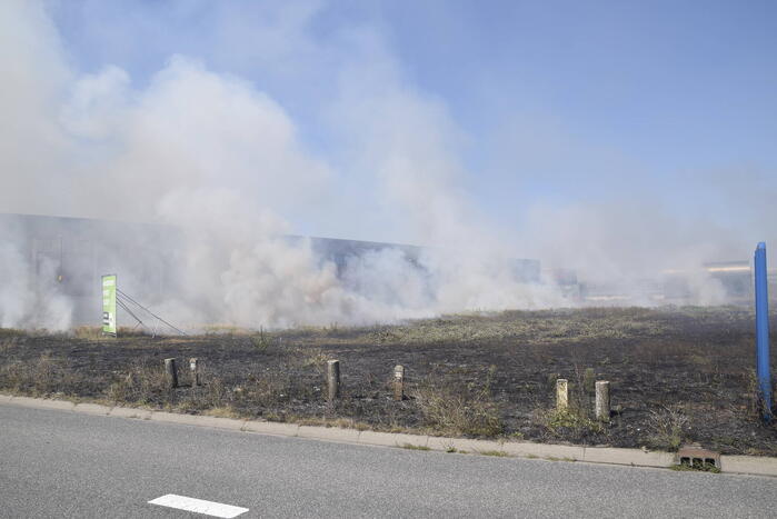 Gras verwoest vanwege brand op braakliggend terrein