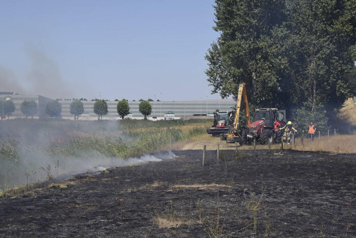 Gras verwoest vanwege brand op braakliggend terrein