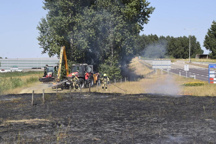 Gras verwoest vanwege brand op braakliggend terrein