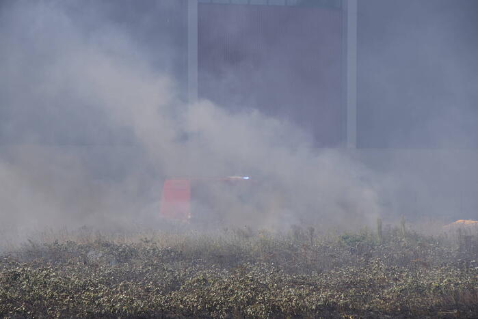Gras verwoest vanwege brand op braakliggend terrein