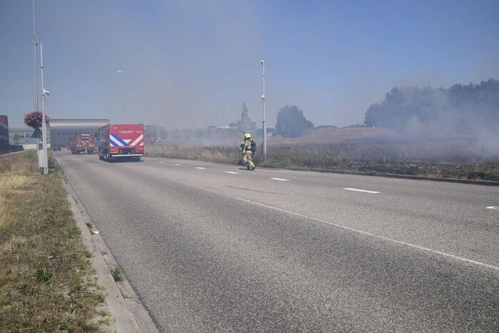 Gras verwoest vanwege brand op braakliggend terrein