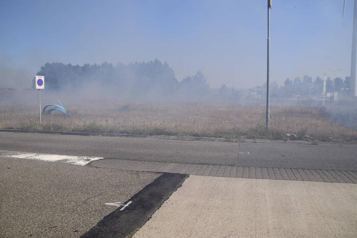 Gras verwoest vanwege brand op braakliggend terrein