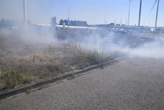 Gras verwoest vanwege brand op braakliggend terrein