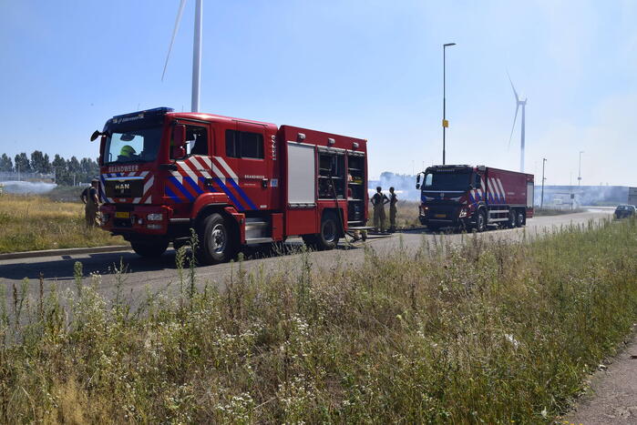 Gras verwoest vanwege brand op braakliggend terrein