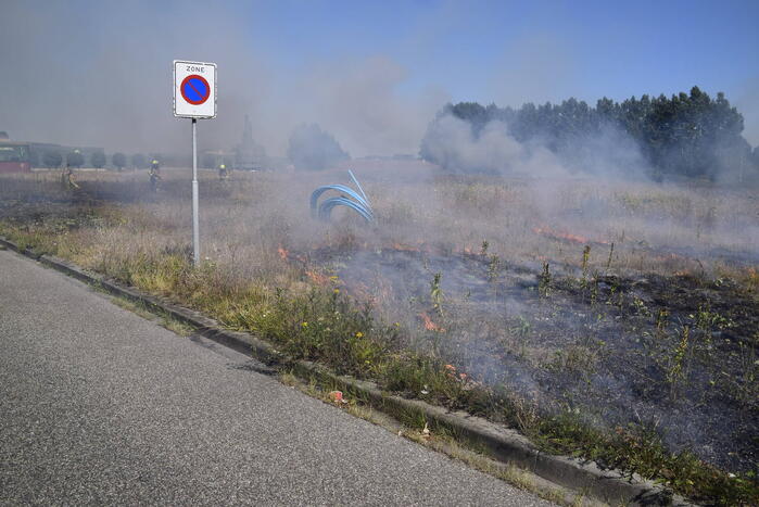 Gras verwoest vanwege brand op braakliggend terrein