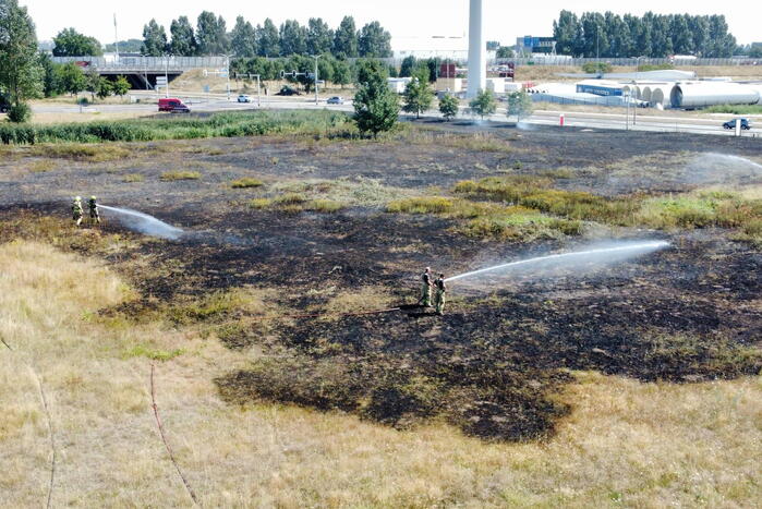 Gras verwoest vanwege brand op braakliggend terrein