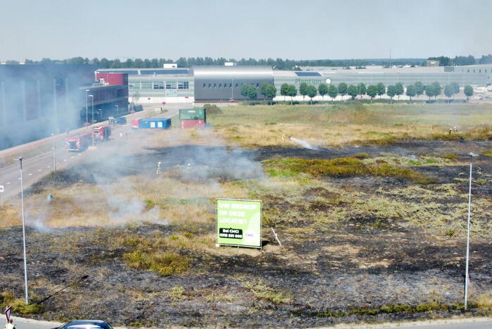 Gras verwoest vanwege brand op braakliggend terrein