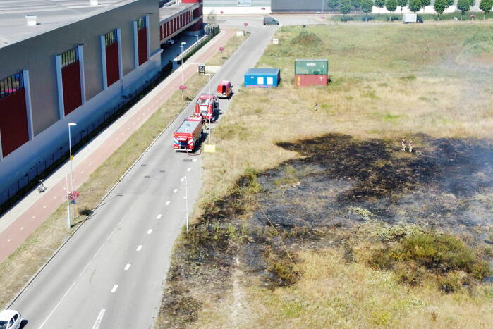 Gras verwoest vanwege brand op braakliggend terrein