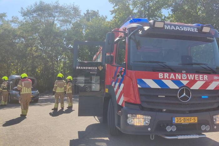 Auto vat vlam op parkeerterrein vakantiepark BreeBronne