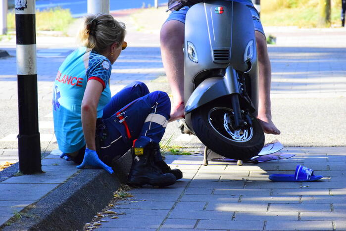 Scooterrijder gewond bij aanrijding met auto