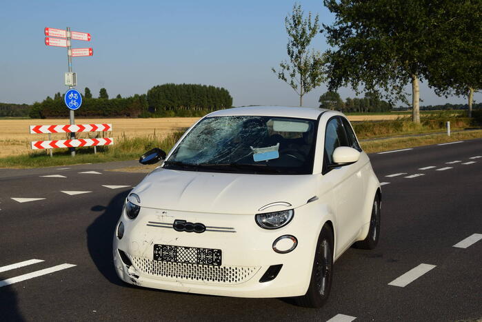 Flinke schade bij botsing tussen auto en scooter