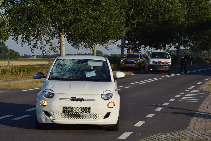 Flinke schade bij botsing tussen auto en scooter