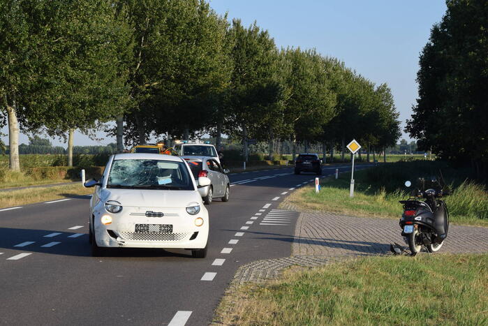 Flinke schade bij botsing tussen auto en scooter