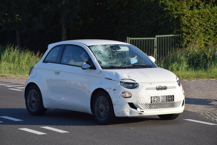 Flinke schade bij botsing tussen auto en scooter