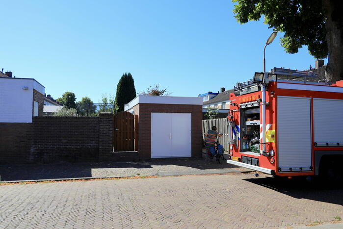 Boom en schutting verwoest door brandstichting