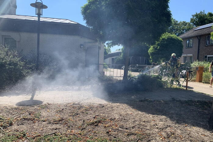 Brandende struiken naast gebouw snel geblust