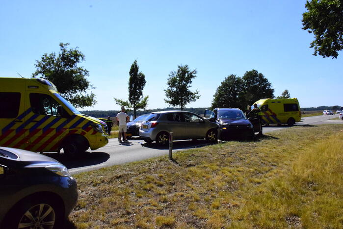 Frontale aanrijding met meerdere voertuigen