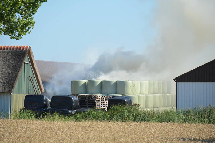 Grote brand in kuilbalen op boerderij