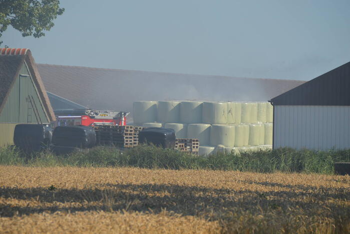 Grote brand in kuilbalen op boerderij