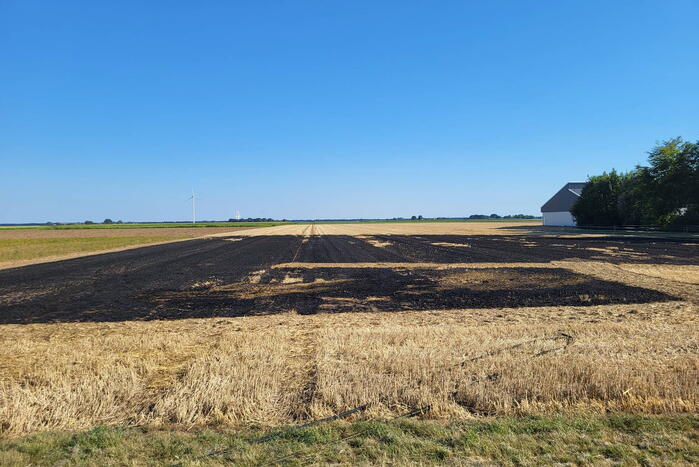 Brand verwoest groot deel akker