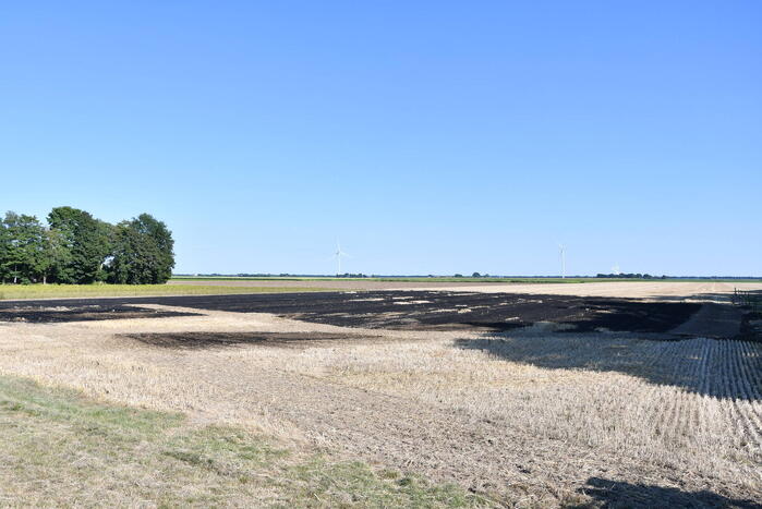 Brand verwoest groot deel akker