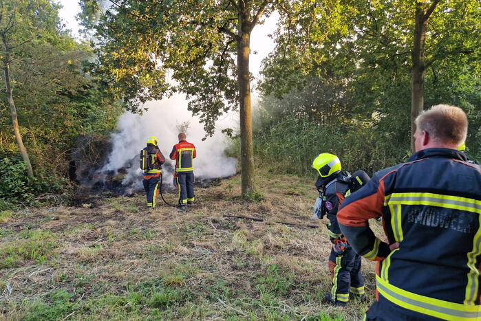 Veel rook bij brand in bosschage