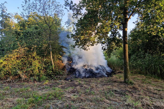 Veel rook bij brand in bosschage
