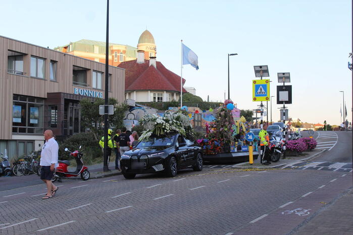 Persoon raakt bekneld onder praalwagen Holland Flower Parade