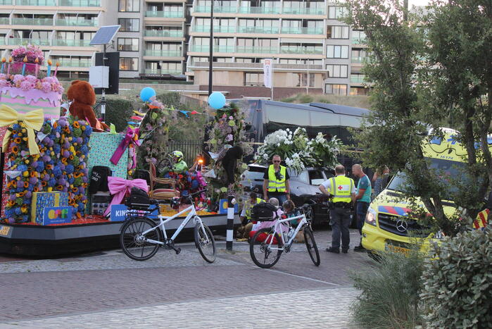 Persoon raakt bekneld onder praalwagen Holland Flower Parade