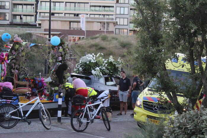 Persoon raakt bekneld onder praalwagen Holland Flower Parade