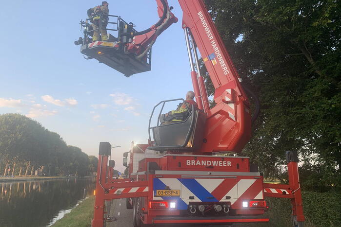 Gevaarlijk hangende tak verwijderd door brandweer